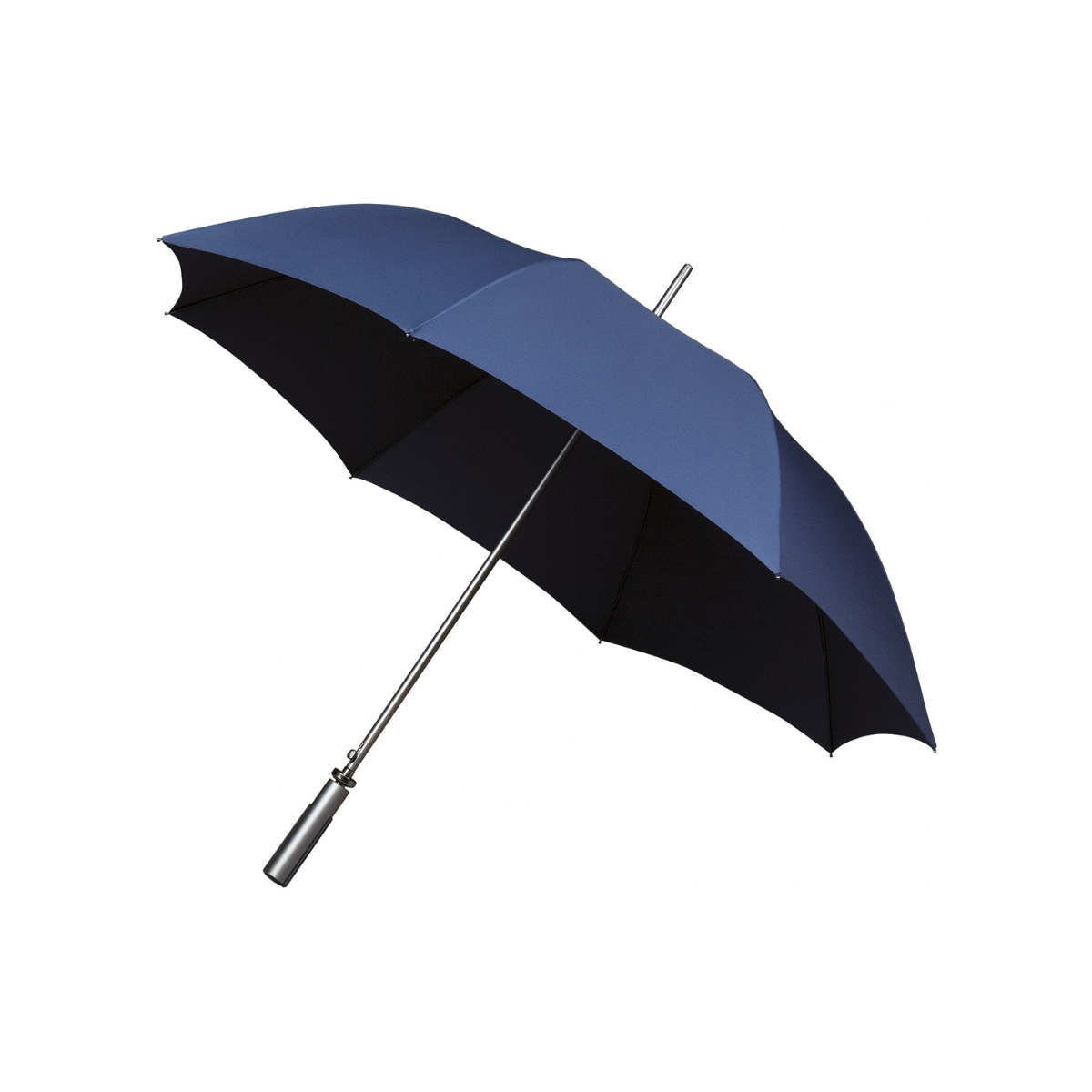 Geopende donkerblauwe paraplu met zwarte binnenzijde, zilverkleurige steel en recht zwart handvat op een witte achtergrond.