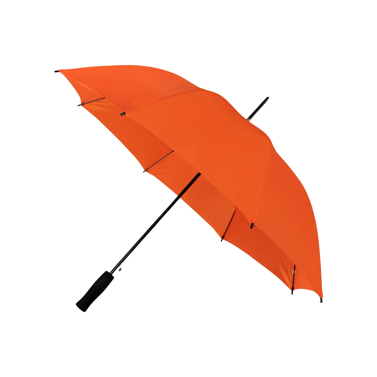 Geopende oranje paraplu met zwarte steel en lang recht zwart handvat op een witte achtergrond.