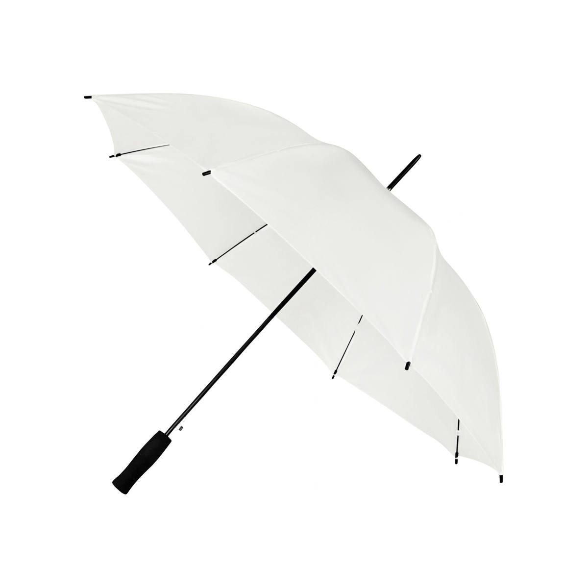 Geopende witte paraplu met zwarte steel en lang recht zwart handvat op een witte achtergrond.