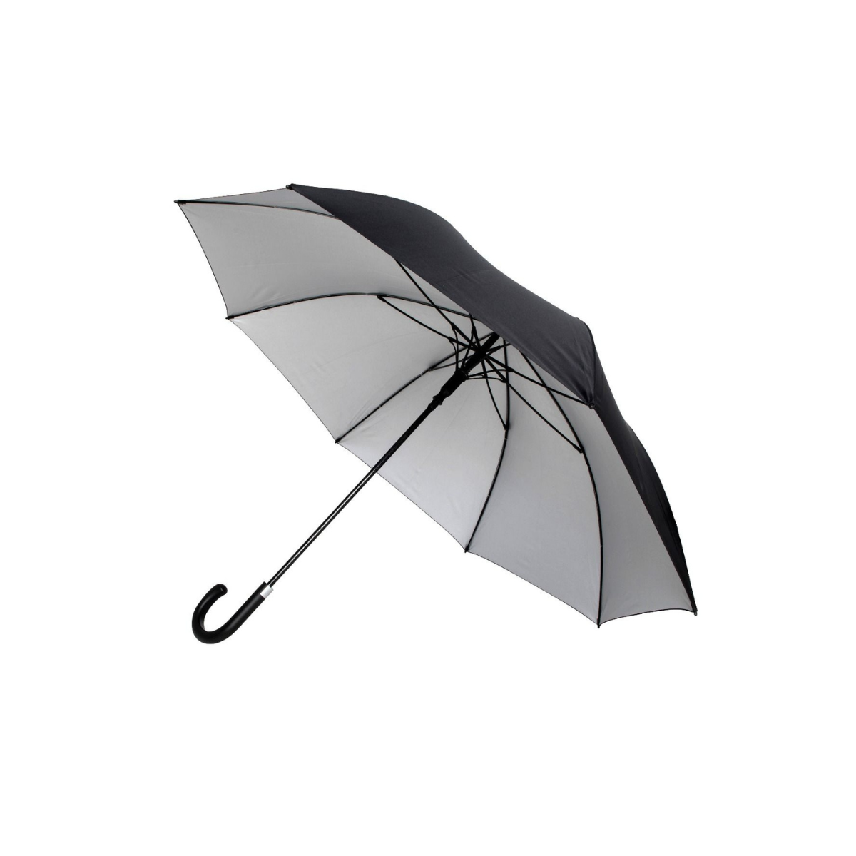 Geopende zwarte paraplu met zilverkleurige binnenzijde, zwarte steel en gebogen zwart handvat op een witte achtergrond.